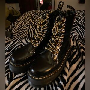 Platform Dr. Martens boots